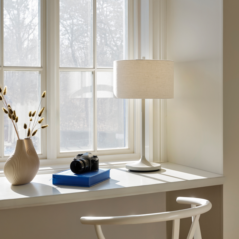 Soft 64cm Blanco/arena lámpara de mesa De Belid - La pantalla de lino europeo blanco y la base de metal color arena crean un ambiente agradable.