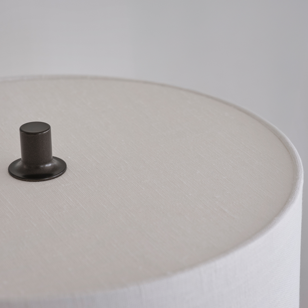 Soft 64cm Blanco/bronce lámpara de mesa De Belid - La pantalla, de lino blanco europeo, y la base con acabado bronce metalizado le confieren un toque de distinci&oacute;n.