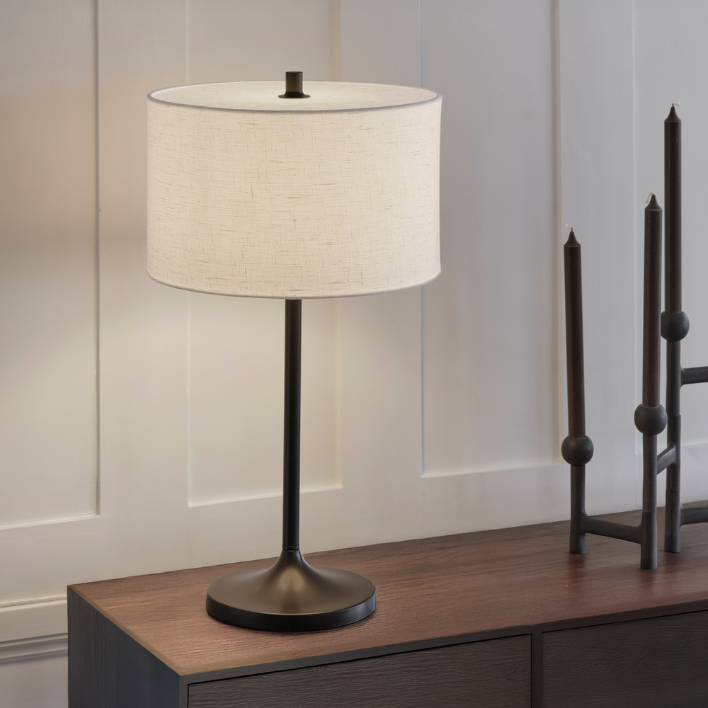 Soft 64cm Blanco/bronce lámpara de mesa De Belid - La pantalla, de lino blanco europeo, y la base con acabado bronce metalizado le confieren un toque de distinci&oacute;n.