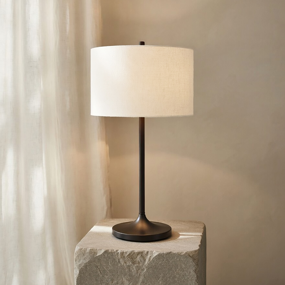 Soft 64cm Blanco/bronce lámpara de mesa De Belid - La pantalla, de lino blanco europeo, y la base con acabado bronce metalizado le confieren un toque de distinci&oacute;n.