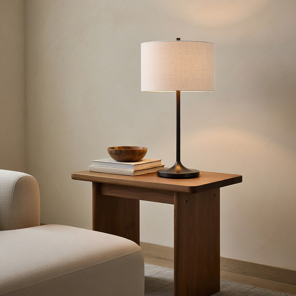Soft 64cm Blanco/bronce lámpara de mesa De Belid - La pantalla, de lino blanco europeo, y la base con acabado bronce metalizado le confieren un toque de distinci&oacute;n.