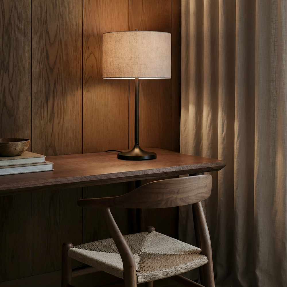 Soft 64cm Naturaleza/bronce lámpara de mesa De Belid - La vibrante textura del lino filtra la luz, creando un ambiente c&aacute;lido y acogedor, y el acabado en bronce oscuro le aporta un toque de elegancia.