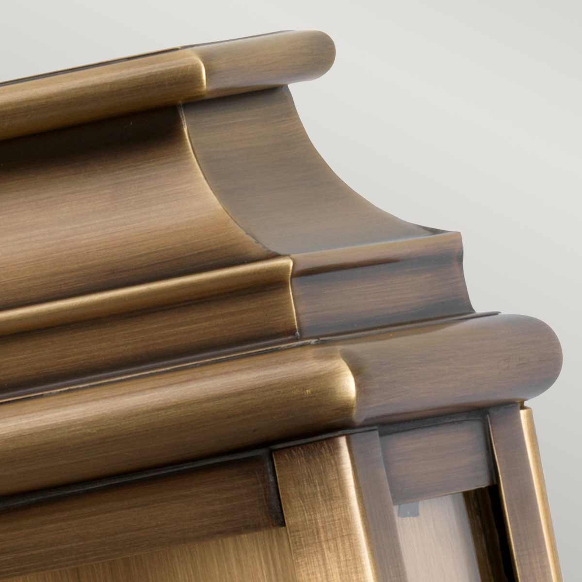 St Martins 30cm Latón antiguo lámpara de exterior De Elstead Lighting - Tillverkad av massiv m&auml;ssing och klart glas, erbjuder den en robust och h&aring;llbar konstruktion som utvecklar en vacker patina &ouml;ver tid.