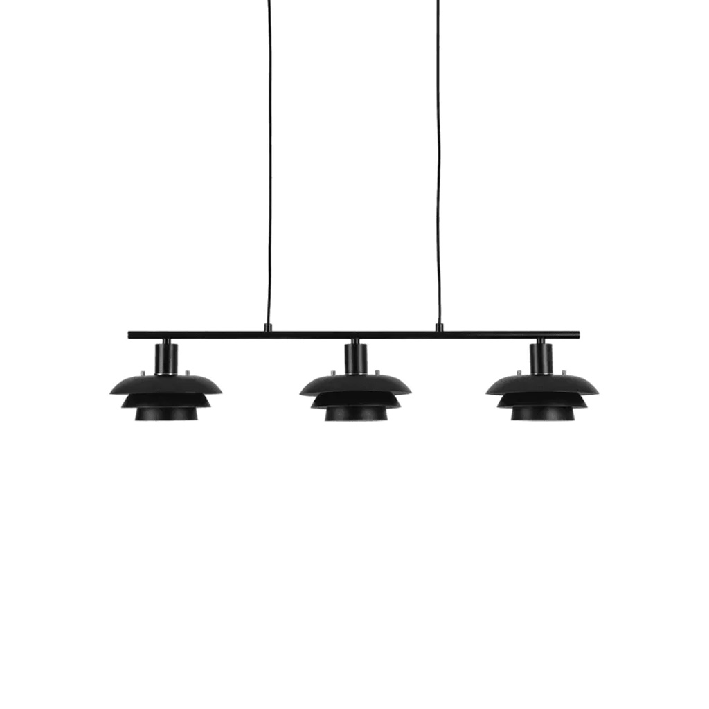Stealth 86cm Negro Lámpas de techo De Nordic Lighting - La elegante l&aacute;mpara de techo Stealth, fabricada en metal negro con tres pantallas orientadas hacia abajo, proporciona una luz agradable y focalizada, ideal sobre una mesa de comedor o en la cocina.