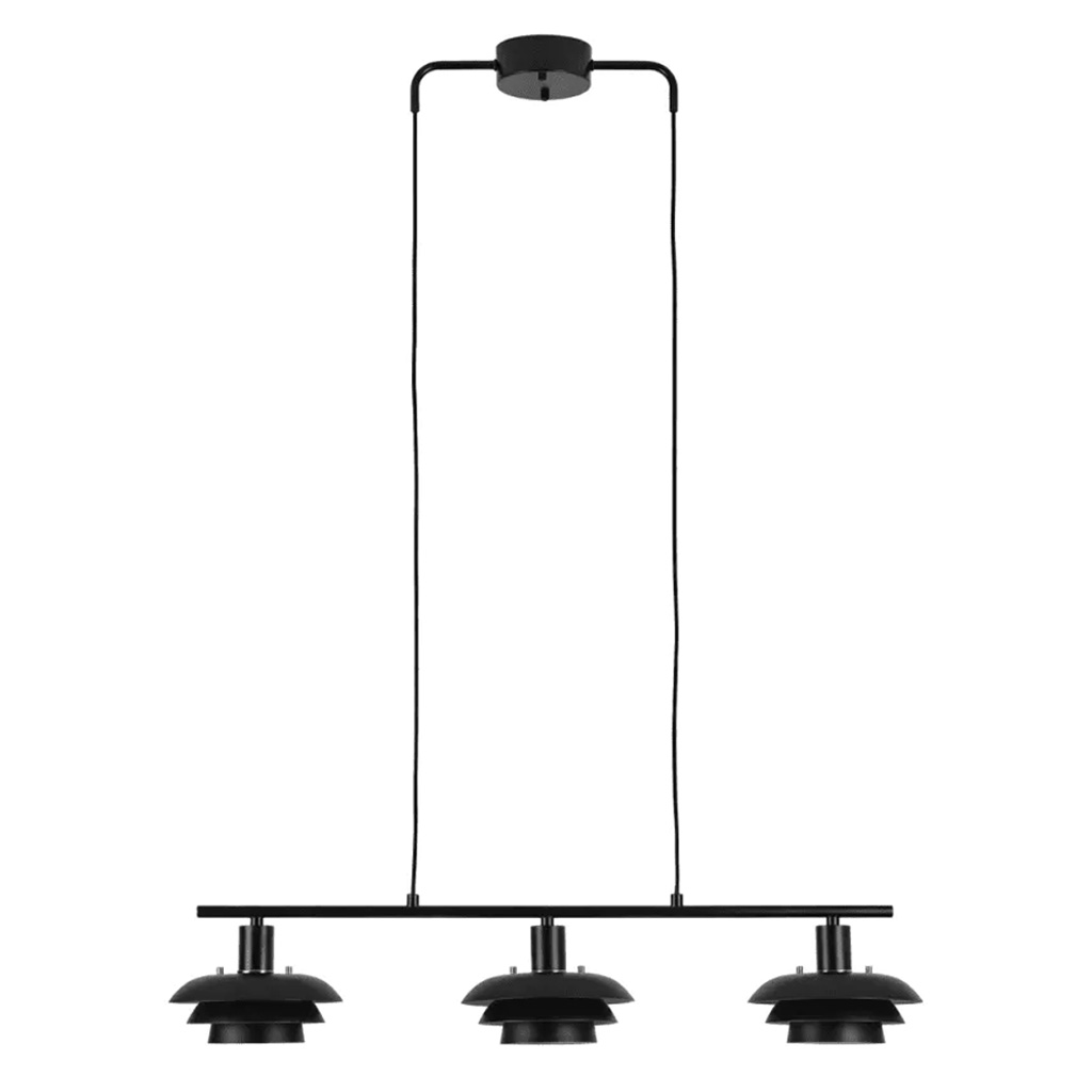 Stealth 86cm Negro Lámpas de techo De Nordic Lighting - La elegante l&aacute;mpara de techo Stealth, fabricada en metal negro con tres pantallas orientadas hacia abajo, proporciona una luz agradable y focalizada, ideal sobre una mesa de comedor o en la cocina.