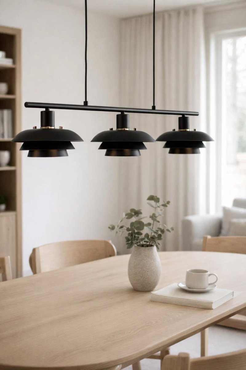 Stealth 86cm Negro Lámpas de techo De Nordic Lighting - La elegante l&aacute;mpara de techo Stealth, fabricada en metal negro con tres pantallas orientadas hacia abajo, proporciona una luz agradable y focalizada, ideal sobre una mesa de comedor o en la cocina.