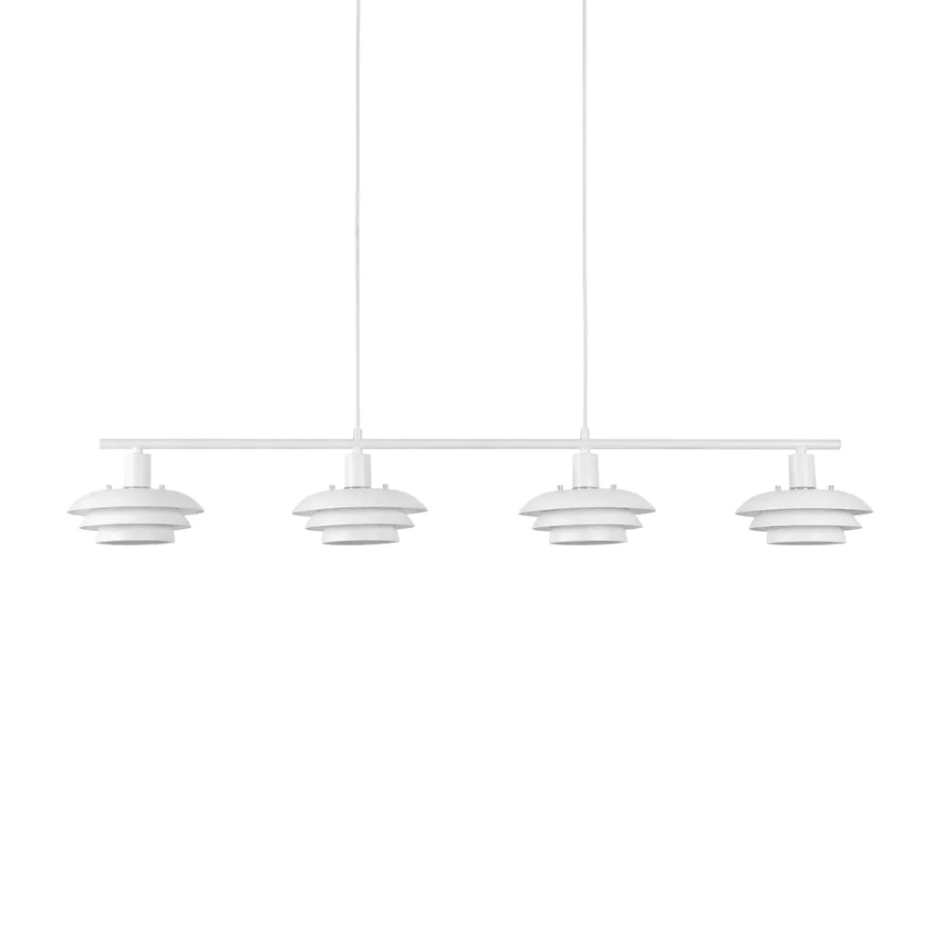 Stealth 120cm Blanco Lámpas de techo De Nordic Lighting - La elegante l&aacute;mpara de techo Stealth, fabricada en metal blanco con cuatro pantallas orientadas hacia abajo, proporciona una luz agradable y focalizada, ideal sobre una mesa de comedor o en la cocina.