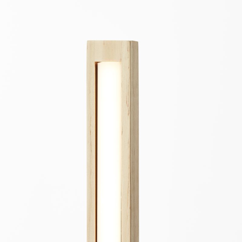 Arion Madera lámpara de pie De Brilliant - Su robusta base de metal, combinada con detalles de madera, le confiere un aspecto atemporal y natural que complementa diversos estilos de interior.