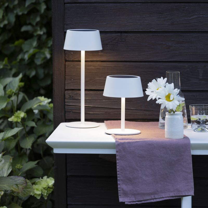 Picco 30cm Blanco lámpara solar De Brilliant - Gracias a su grado de protecci&oacute;n IP44, la l&aacute;mpara es resistente a salpicaduras y al polvo, lo que la convierte en una opci&oacute;n fiable para el jard&iacute;n, el balc&oacute;n o la terraza.