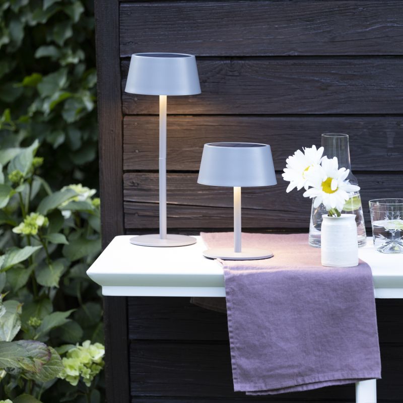Picco 30cm Gris lámpara solar De Brilliant - Gracias a su grado de protecci&oacute;n IP44, la l&aacute;mpara es resistente a salpicaduras y al polvo, lo que la convierte en una opci&oacute;n fiable para su jard&iacute;n, balc&oacute;n o patio.