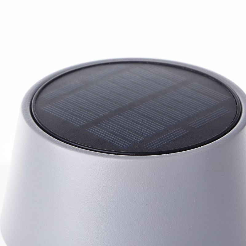Picco 30cm Gris lámpara solar De Brilliant - Gracias a su grado de protecci&oacute;n IP44, la l&aacute;mpara es resistente a salpicaduras y al polvo, lo que la convierte en una opci&oacute;n fiable para su jard&iacute;n, balc&oacute;n o patio.