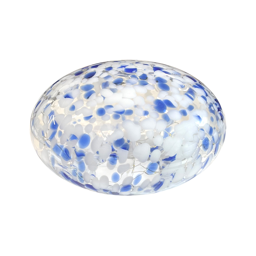 Sten 15cm Azul/blanco lámpara de mesa De Pixie Design - La l&aacute;mpara de piedra de Pixie Design tiene un hermoso dise&ntilde;o con una superficie jaspeada en azul.