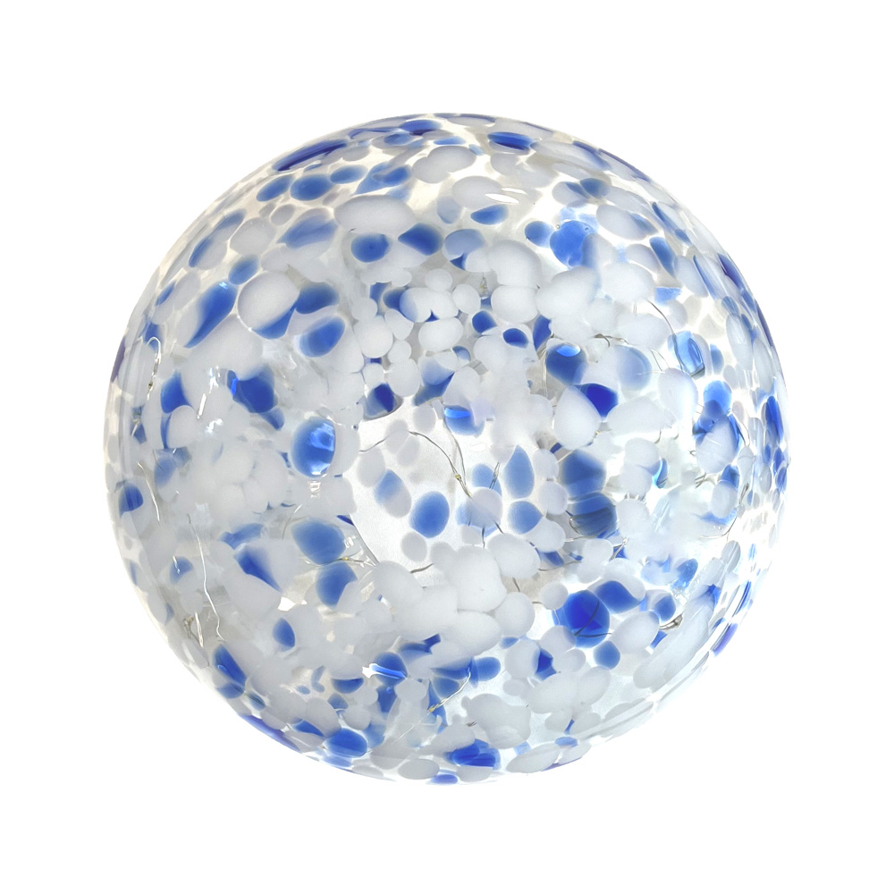 Sten 15cm Azul/blanco lámpara de mesa De Pixie Design - La l&aacute;mpara de piedra de Pixie Design tiene un hermoso dise&ntilde;o con una superficie jaspeada en azul.