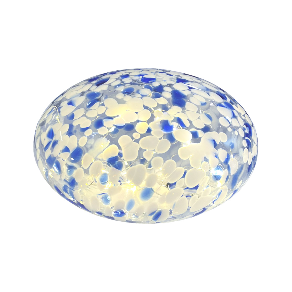 Sten 15cm Azul/blanco lámpara de mesa De Pixie Design - La l&aacute;mpara de piedra de Pixie Design tiene un hermoso dise&ntilde;o con una superficie jaspeada en azul.