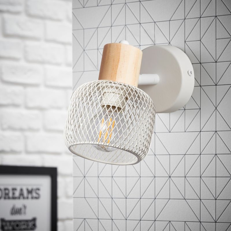 Giada 15cm Blanco lámpara de pared De Brilliant - La paleta de colores claros transmite una sensaci&oacute;n de ligereza, mientras que el elemento de madera crea un hermoso contraste entre materiales naturales y tecnolog&iacute;a moderna.