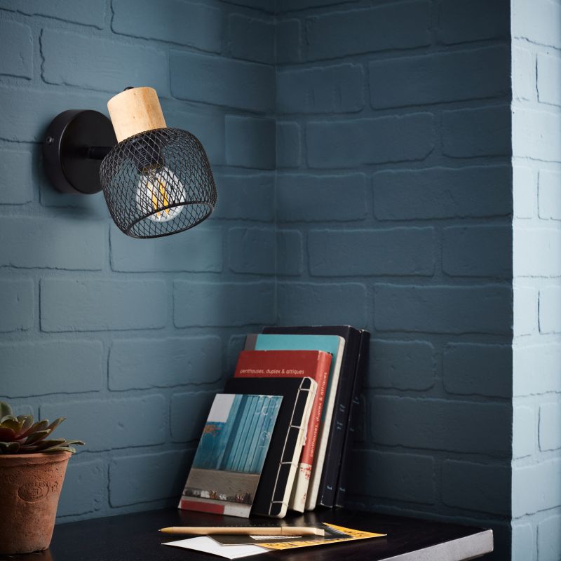 Giada 15cm Negro lámpara de pared De Brilliant - La paleta de colores transmite una sensaci&oacute;n de ligereza, mientras que el elemento de madera crea un hermoso contraste entre materiales naturales y tecnolog&iacute;a moderna.