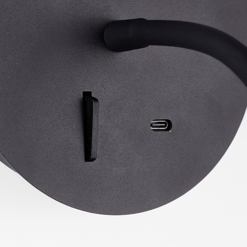 Jutta Negro lámpara de lectura De Brilliant - Con su dise&ntilde;o atemporal de metal negro, se integra a la perfecci&oacute;n tanto en el sal&oacute;n como en el dormitorio, convirti&eacute;ndose en un elegante elemento de decoraci&oacute;n.