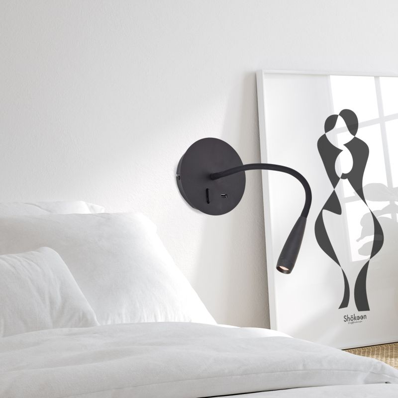 Jutta Negro lámpara de lectura De Brilliant - Con su dise&ntilde;o atemporal de metal negro, se integra a la perfecci&oacute;n tanto en el sal&oacute;n como en el dormitorio, convirti&eacute;ndose en un elegante elemento de decoraci&oacute;n.