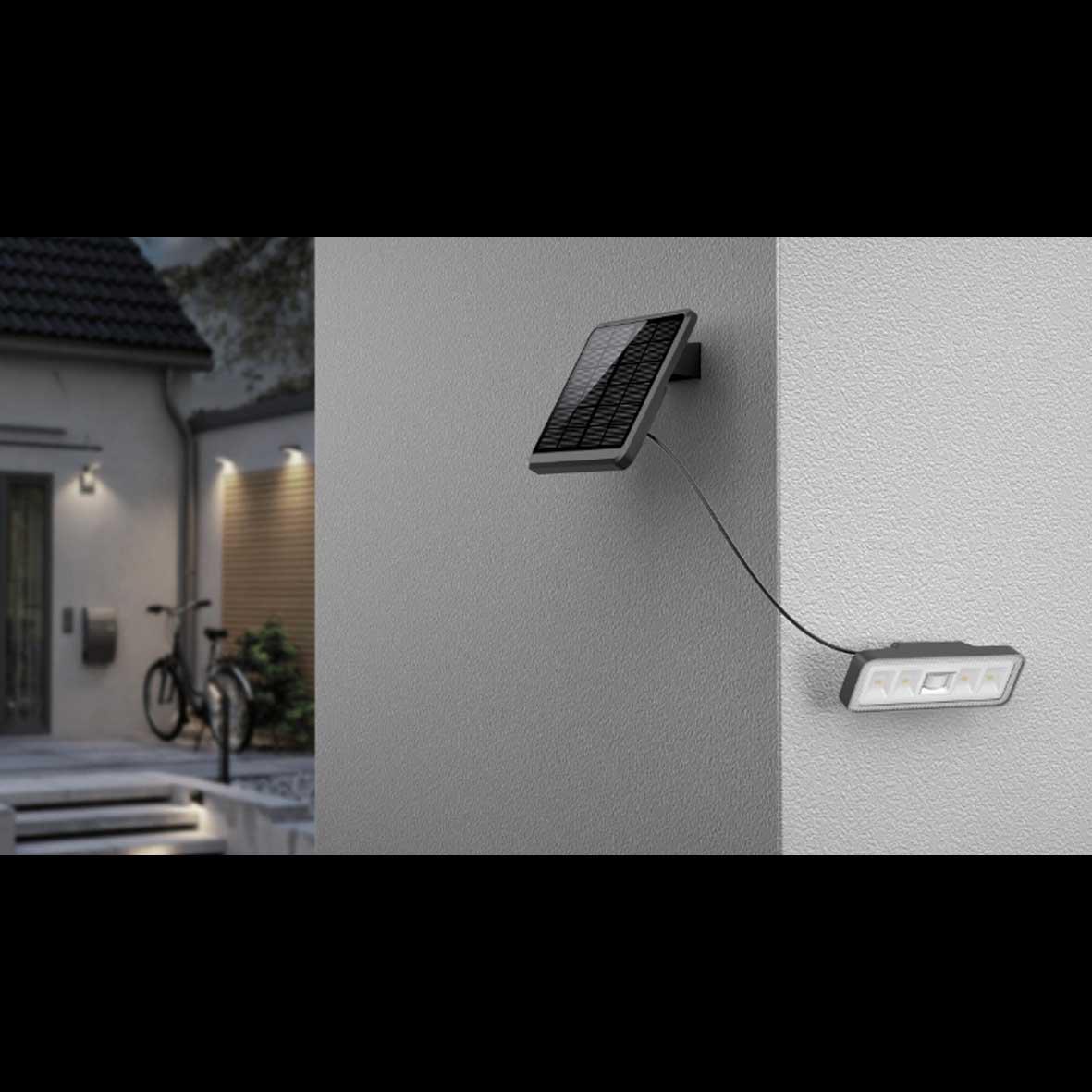 Foco a batería con sensor Negro lámpara solar De Designlight - Al detectar movimiento, la luz se ilumina durante 18 segundos al 100 % de brillo (1000 lm) y luego se enciende con un brillo base de aproximadamente 30&ndash;50 lm.