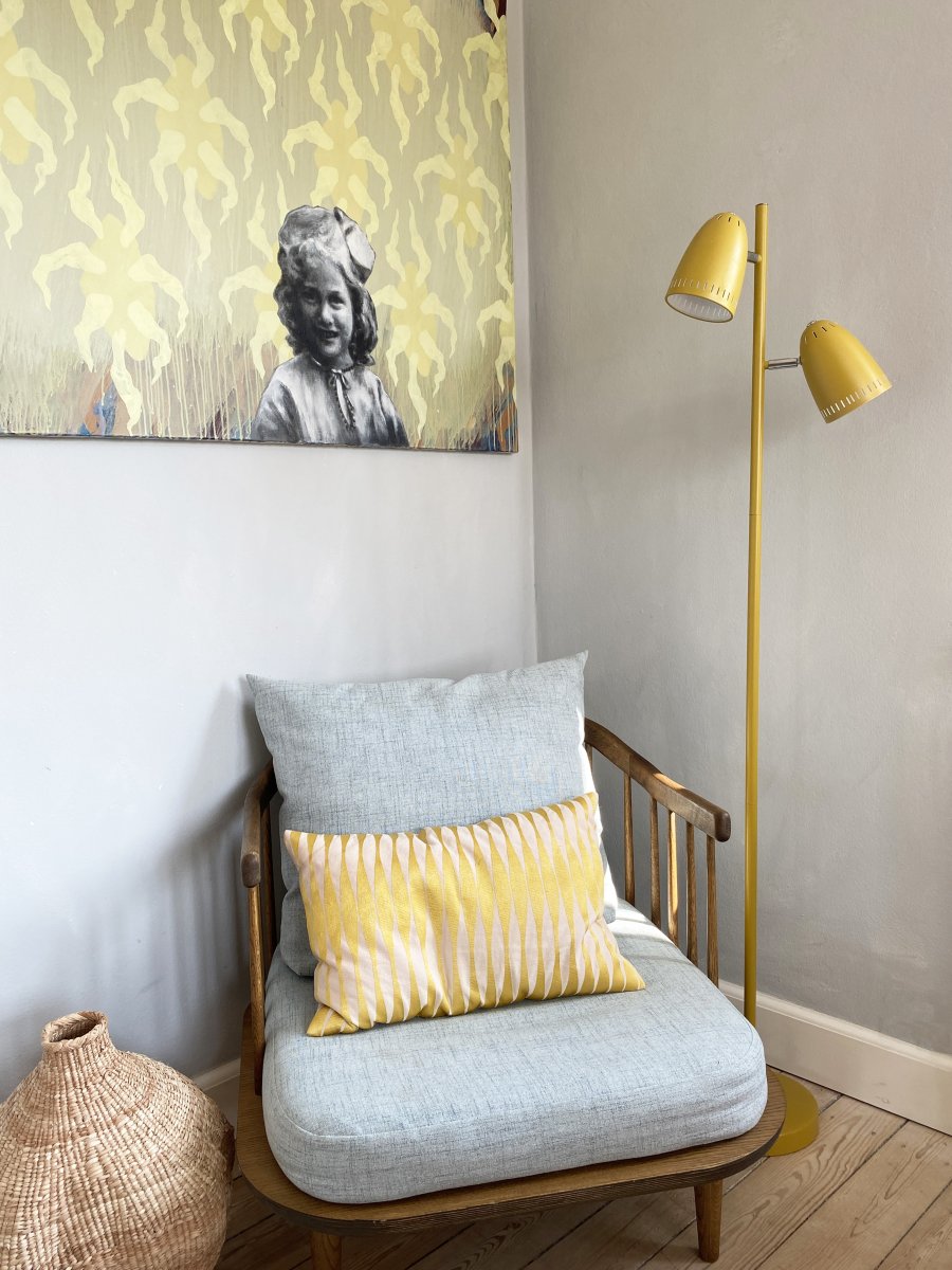 Dynamo 2 Amarillo lámpara de pie De Superliving - La l&aacute;mpara de pie Dynamo, fabricada en metal mate en amarillo mostaza, cuenta con dos pantallas ajustables, lo que la hace funcional y elegante.