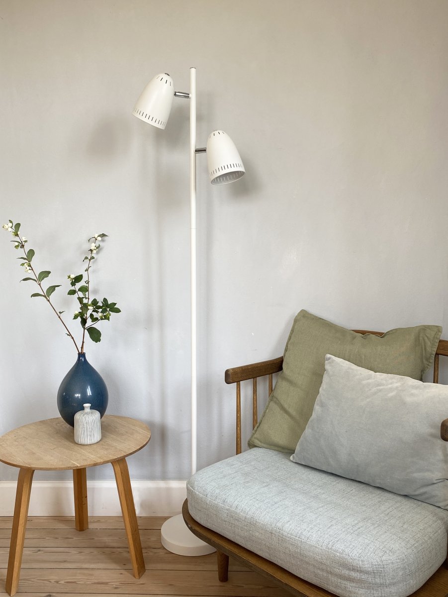 Dynamo 2 Blanco lámpara de pie De Superliving - Las pantallas se pueden inclinar y girar 345&deg;, lo que permite dirigir la luz f&aacute;cilmente justo donde la necesita: perfecta como l&aacute;mpara de lectura o para una iluminaci&oacute;n ambiental en el sal&oacute;n.