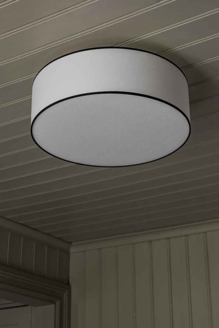 Theo Ø48 Blanco/negro plafón De Alde & Lind - Theo es una l&aacute;mpara de techo redonda con formas elegantes.