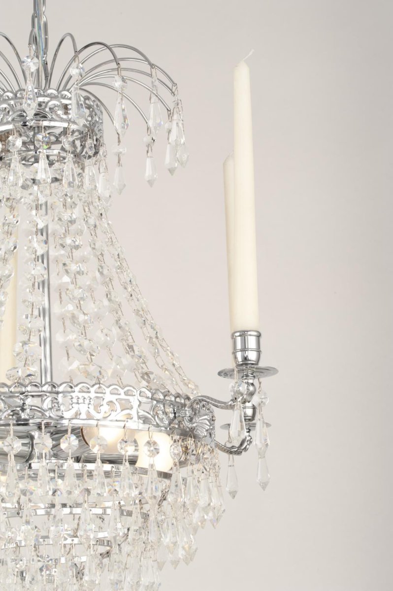 Empire Classic Ø50 Cromo cristal De Norrsken Design - Esta clásica lámpara de araña de cristal combina un diseño tradicional con un toque moderno de cromo.