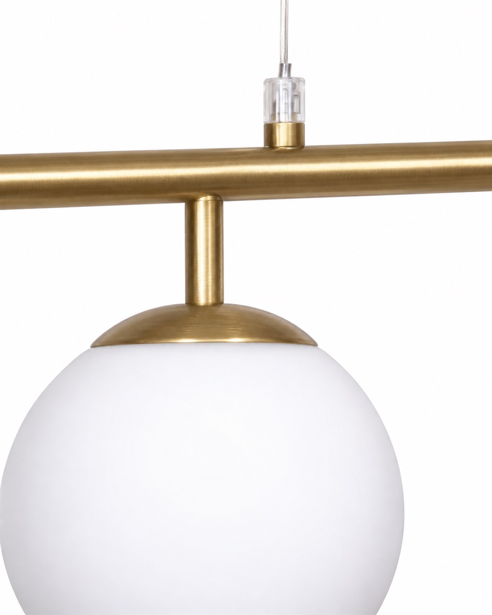 Globi 4 78cm Latón cepillado/blanco Lámpas de techo De Nordic Lighting - La suspensi&oacute;n met&aacute;lica de lat&oacute;n cepillado le aporta un toque sofisticado y gr&aacute;fico, mientras que las cuatro c&uacute;pulas redondas de cristal opalino difunden una luz agradable y uniforme por toda la estancia.