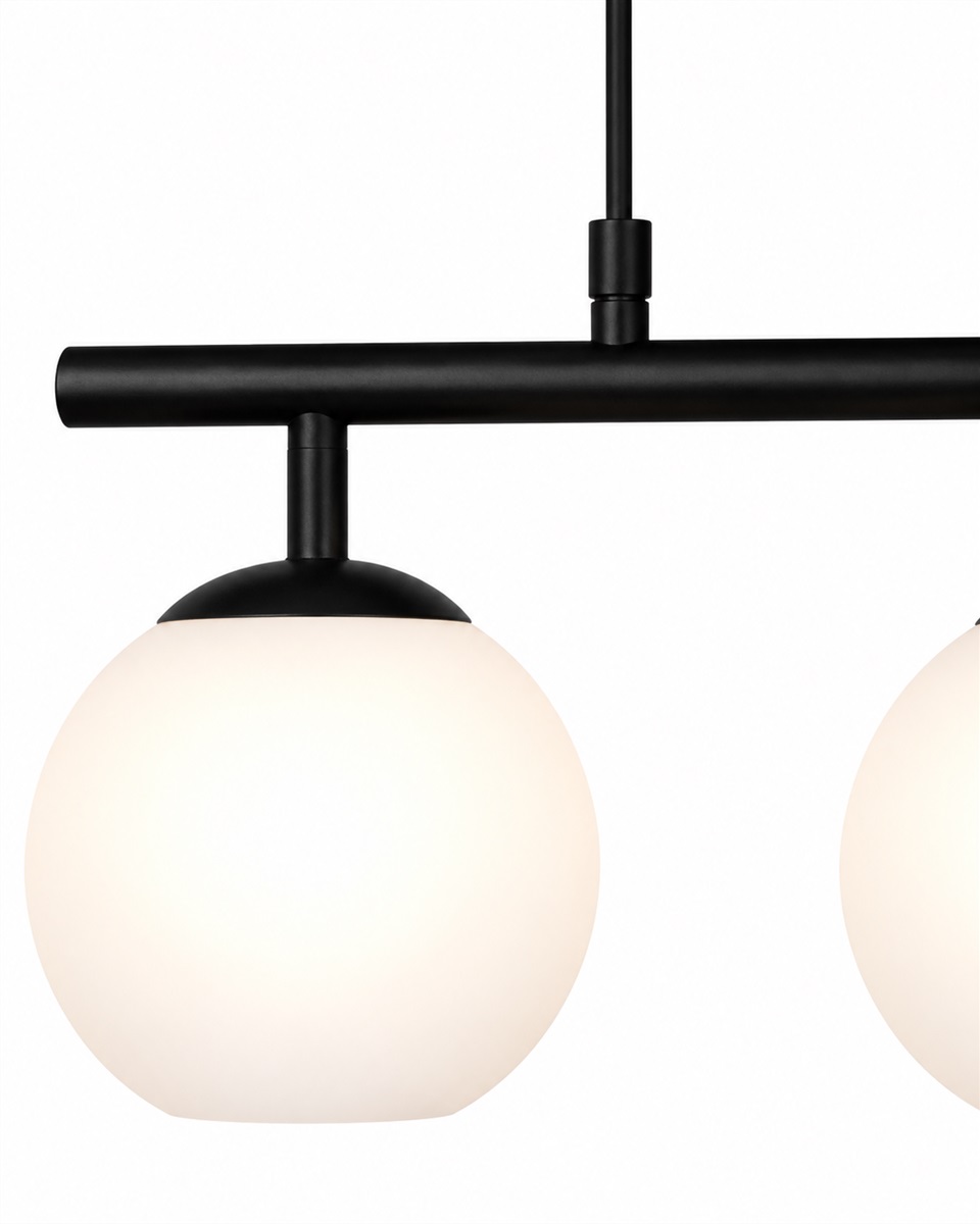 Globi 4 78cm En blanco y negro Lámpas de techo De Nordic Lighting - La suspensi&oacute;n de metal negro le aporta un toque elegante y gr&aacute;fico, mientras que las cuatro c&uacute;pulas redondas de cristal opalino difunden una luz agradable y uniforme por toda la estancia.