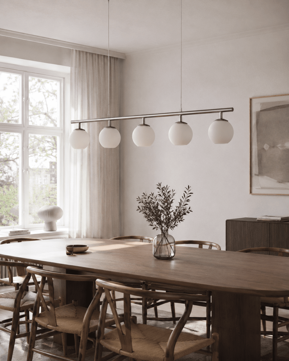Globi 5 120cm Níquel/blanco Lámpas de techo De Nordic Lighting - Ideal sobre la mesa del comedor, en la cocina o en el sal&oacute;n, dondequiera que desee crear un ambiente acogedor, la Globi 5 se convierte en un punto focal decorativo y se integra armoniosamente tanto en espacios modernos como cl&aacute;sicos.