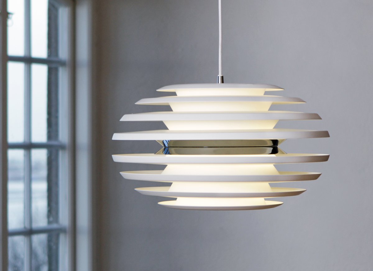 Ellipse Ø50 Blanco/cromo Lámpas de techo De Belid - La l&aacute;mpara colgante Ellipse es una elegante l&aacute;mpara de techo de Joakim Fihn que combina un dise&ntilde;o moderno con una iluminaci&oacute;n elegante.