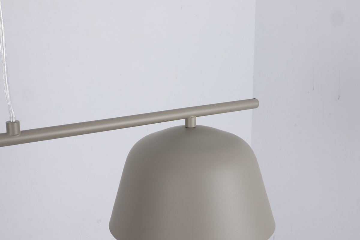 Pop 125cm Beige Lámpas de techo De Nordic Lighting - La elegante l&aacute;mpara de techo met&aacute;lica Pop, con su suave acabado beige, transmite una sensaci&oacute;n de calma y modernidad.