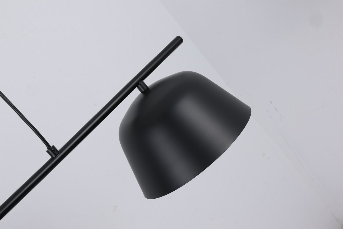 Pop 142cm Negro Lámpas de techo De Nordic Lighting - Sus l&iacute;neas limpias y pantallas orientadas hacia abajo proporcionan una iluminaci&oacute;n agradable y funcional para comedores y cocinas.