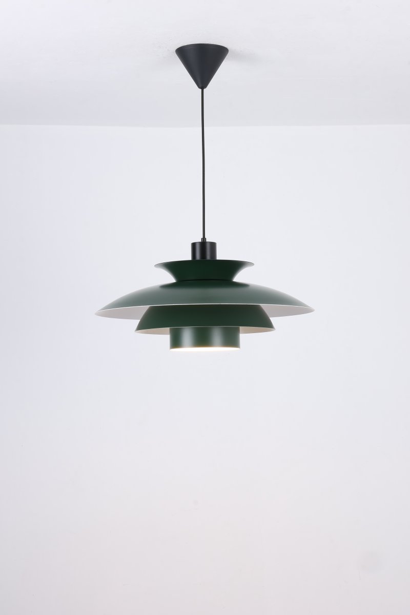 Stealth 2 Ø50 Verde Lámpas de techo De Nordic Lighting - Sus pantallas multicapa proporcionan una luz agradable y focalizada, a la vez que realzan la forma decorativa de la l&aacute;mpara.
