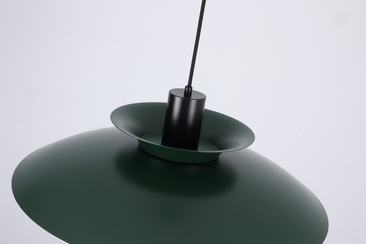 Stealth 2 Ø50 Verde Lámpas de techo De Nordic Lighting - Sus pantallas multicapa proporcionan una luz agradable y focalizada, a la vez que realzan la forma decorativa de la l&aacute;mpara.
