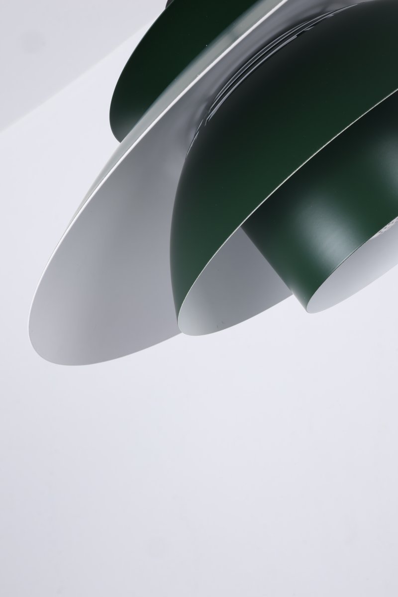 Stealth 2 Ø50 Verde Lámpas de techo De Nordic Lighting - Sus pantallas multicapa proporcionan una luz agradable y focalizada, a la vez que realzan la forma decorativa de la l&aacute;mpara.