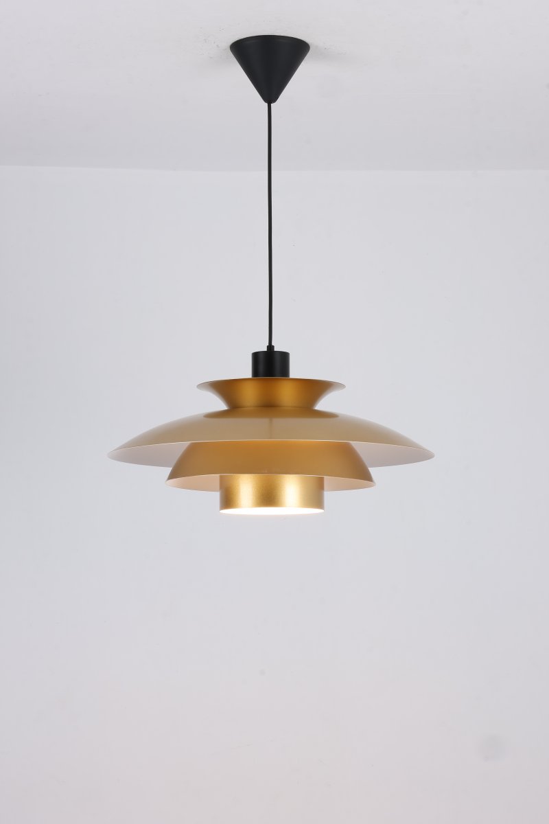 Stealth 2 Ø50 Oro Lámpas de techo De Nordic Lighting - Sus pantallas multicapa proporcionan una luz agradable y focalizada, a la vez que realzan su forma decorativa.
