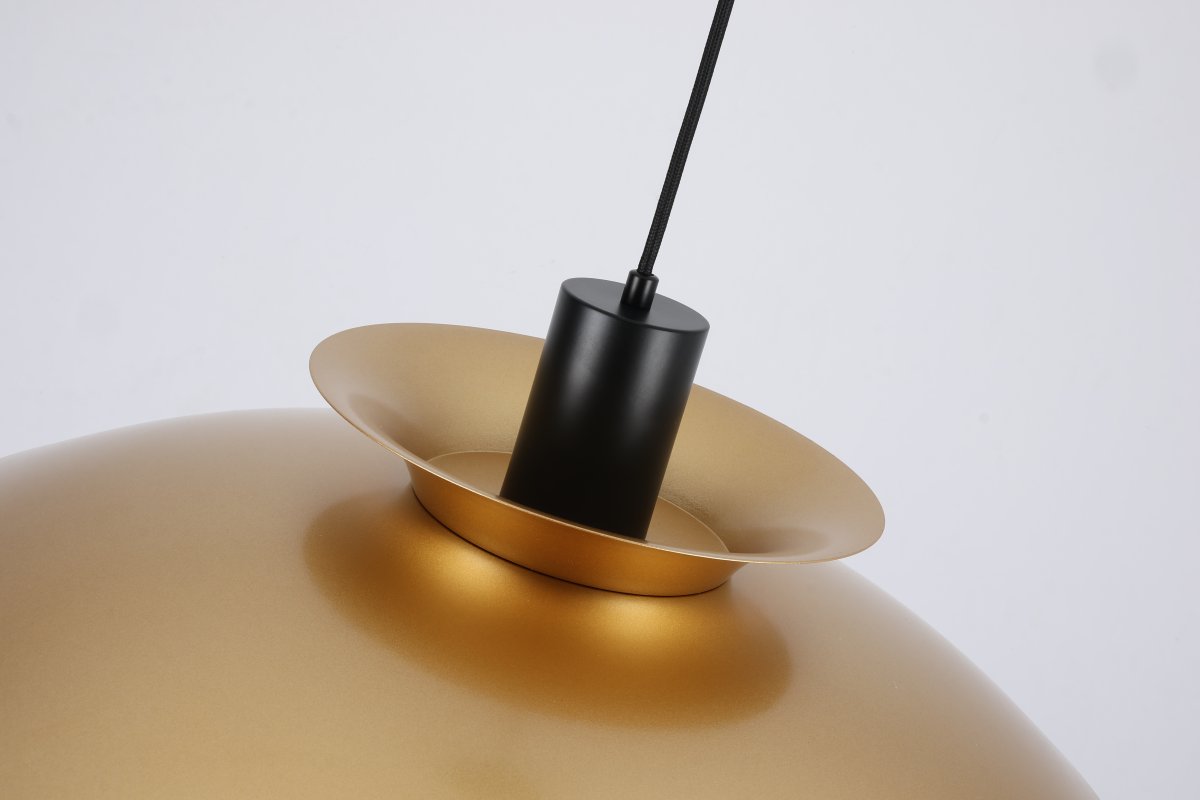 Stealth 2 Ø50 Oro Lámpas de techo De Nordic Lighting - Sus pantallas multicapa proporcionan una luz agradable y focalizada, a la vez que realzan su forma decorativa.