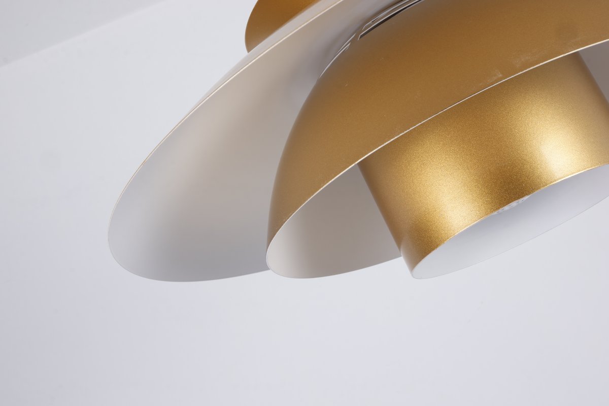 Stealth 2 Ø50 Oro Lámpas de techo De Nordic Lighting - Sus pantallas multicapa proporcionan una luz agradable y focalizada, a la vez que realzan su forma decorativa.