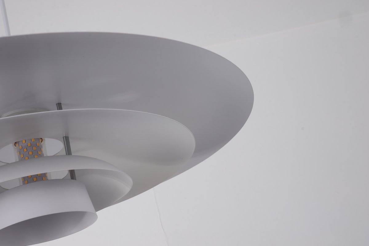 Stealth Ø50 Blanco Lámpas de techo De Nordic Lighting - La l&aacute;mpara incluye dos juegos de detalles (perillas y anillos en cromo y blanco) que le permiten elegir el estilo que desee y combinar el dise&ntilde;o con su decoraci&oacute;n.