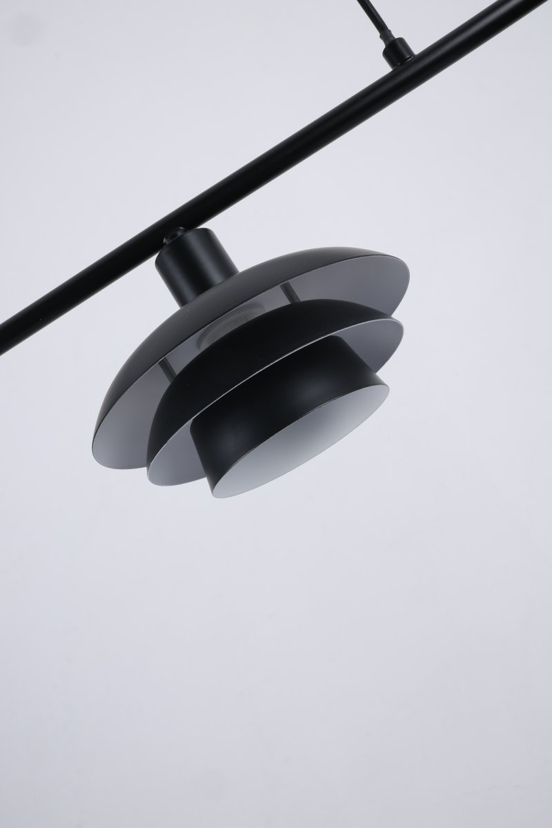Stealth 86cm Negro Lámpas de techo De Nordic Lighting - La elegante l&aacute;mpara de techo Stealth, fabricada en metal negro con tres pantallas orientadas hacia abajo, proporciona una luz agradable y focalizada, ideal sobre una mesa de comedor o en la cocina.