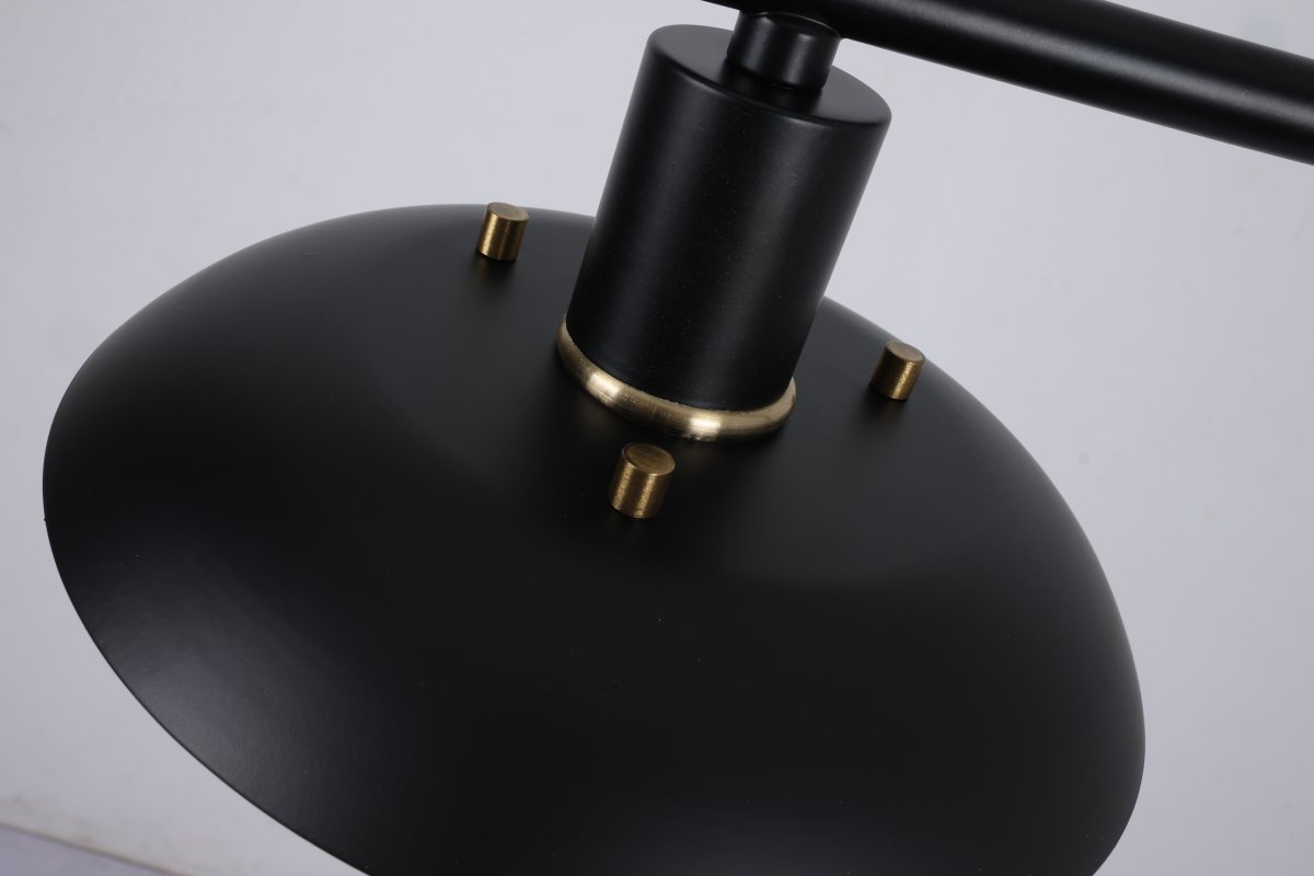 Stealth 86cm Negro Lámpas de techo De Nordic Lighting - La elegante l&aacute;mpara de techo Stealth, fabricada en metal negro con tres pantallas orientadas hacia abajo, proporciona una luz agradable y focalizada, ideal sobre una mesa de comedor o en la cocina.