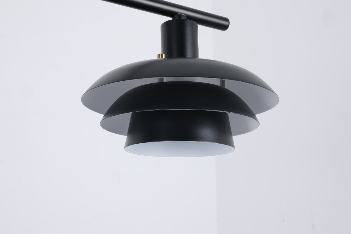Stealth 120cm Negro Lámpas de techo De Nordic Lighting - La elegante l&aacute;mpara de techo Stealth, fabricada en metal negro con cuatro pantallas orientadas hacia abajo, proporciona una luz agradable y focalizada, ideal sobre una mesa de comedor o en la cocina.