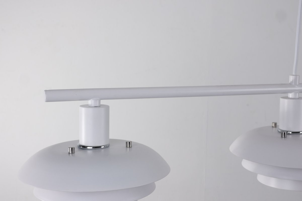 Stealth 120cm Blanco Lámpas de techo De Nordic Lighting - La elegante l&aacute;mpara de techo Stealth, fabricada en metal blanco con cuatro pantallas orientadas hacia abajo, proporciona una luz agradable y focalizada, ideal sobre una mesa de comedor o en la cocina.
