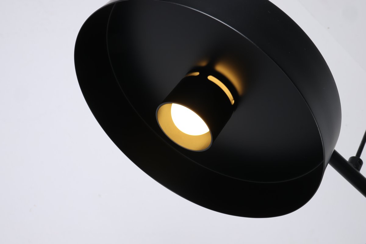 Birillo 130cm Negro Lámpas de techo De Nordic Lighting - Gracias a su forma alargada, es perfecta para colocar sobre una mesa de cocina o comedor, donde funciona tanto como fuente de luz como elemento decorativo.