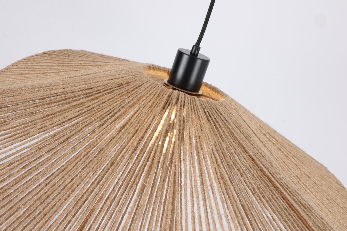 Rocca Ø70 Naturaleza Lámpas de techo De Nordic Lighting - La pantalla est&aacute; envuelta en cuerda de yute natural, lo que le confiere un aspecto ligero y vibrante.