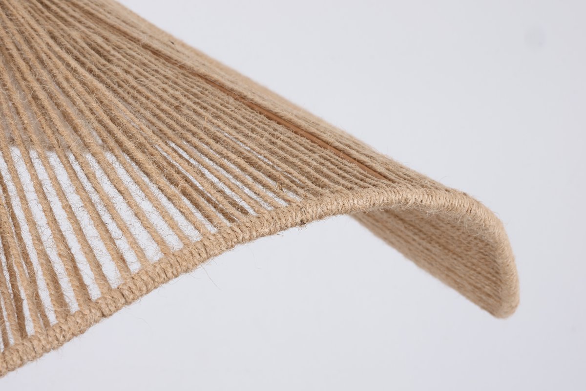 Rocca Ø70 Naturaleza Lámpas de techo De Nordic Lighting - La pantalla est&aacute; envuelta en cuerda de yute natural, lo que le confiere un aspecto ligero y vibrante.
