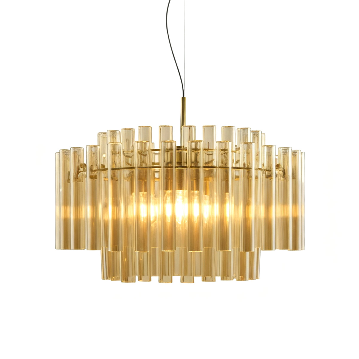 Lancaster Ø54 Latón/ámbar Lámpas de techo De Lampan - Exclusiva l&aacute;mpara colgante de metal con un elegante acabado en lat&oacute;n y cilindros tubulares de vidrio en un c&aacute;lido tono &aacute;mbar.