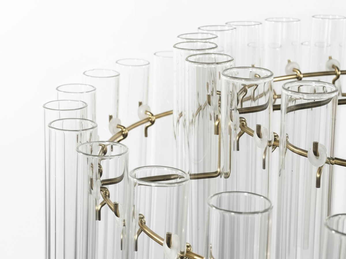 Lancaster Ø54 Latón/transparente Lámpas de techo De Lampan - Su elegante dise&ntilde;o, con su expresi&oacute;n moderna y su c&aacute;lido tono lat&oacute;n, la convierte en el foco de atenci&oacute;n perfecto sobre la mesa del comedor, en el sal&oacute;n o en el pasillo.