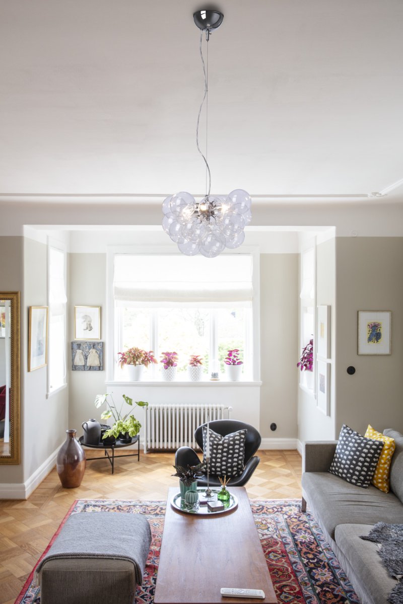 Monaco Ø40 Claro Lámpas de techo De Lampan - En el centro de la l&aacute;mpara hay cuatro fuentes de luz que, al encenderse, proporcionan una luz suave y agradable a trav&eacute;s de las c&uacute;pulas de cristal.